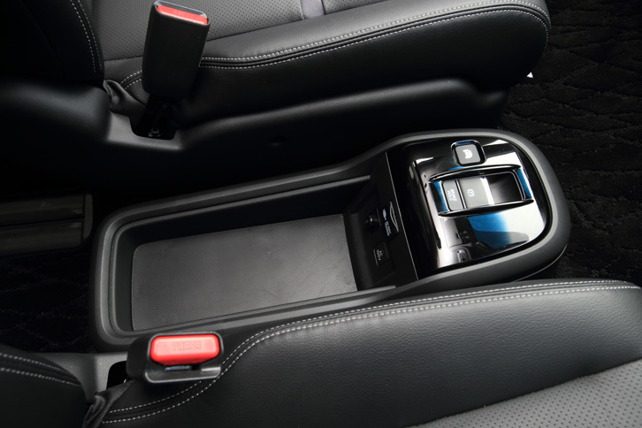 ハイブリッドモデルには、運転席と助手席の間にセンターコンソールトレイが装備される。