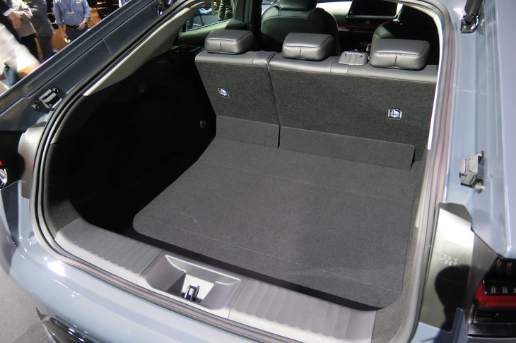 トヨタ・プリウス2.0L HEVプロトタイプ（ラゲッジスペース）