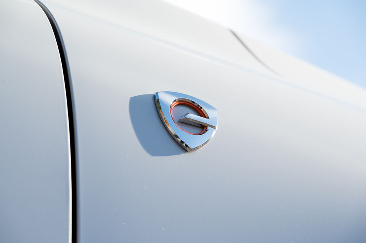 フロントフェンダーに貼られたロータリーエンジン搭載車であることを示すバッジ。