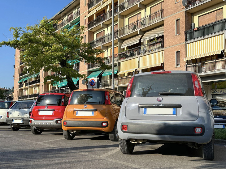3代目「フィアット・パンダ」は、イタリア国内のベストセラー記録を今も更新中だ。写真は2024年、シエナ県内で。
