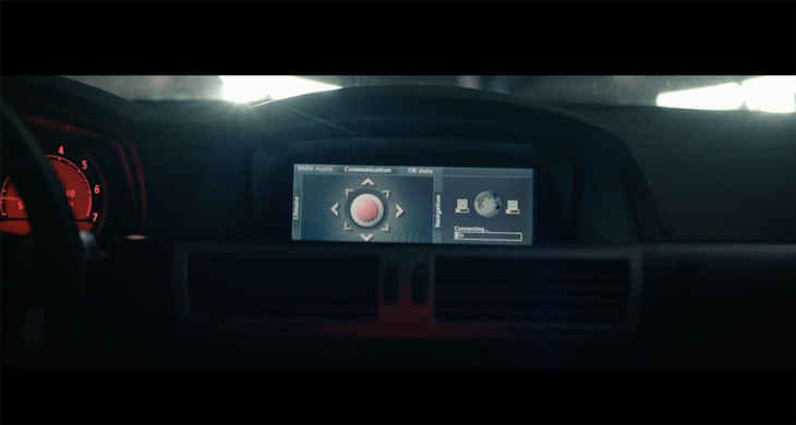 2001年「BMW 760Li」は、ソフトウエアの更新にダイヤルアップ接続の音を響かせる。