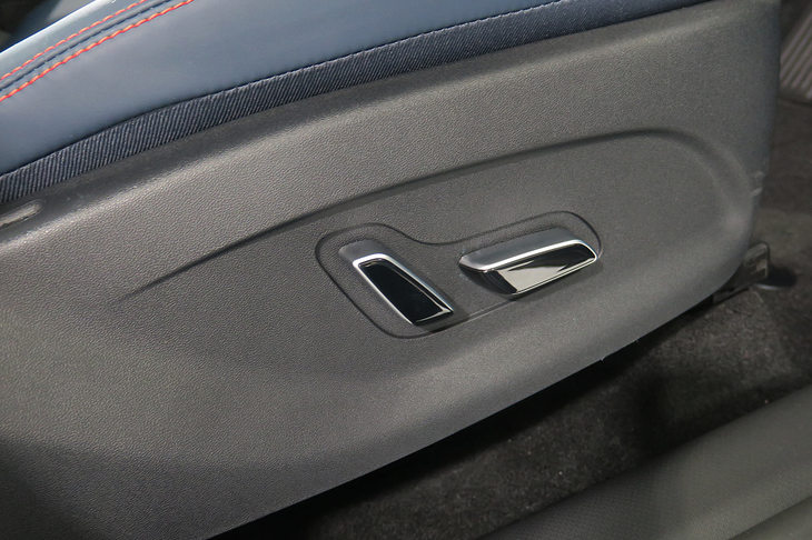 BYDアットスリー（運転席パワーシート）