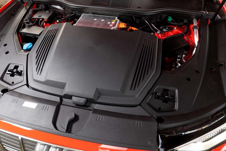 フロントボンネット下のスペースは、多くがブラックの樹脂で覆われている。中央に見えるラゲッジボックスには、普通充電用のケーブルが収まる。