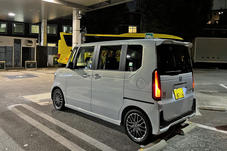 「N-BOXカスタム」伝統のクリアレンズテールランプを最新型でも踏襲。15インチサイズのアルミホイールは、ピューターグレー塗装に切削加工が施されたスポーティーなデザインを採用している。タイヤは165/55R15サイズの「ブリヂストン・エコピアEP150」が組み合わされていた。