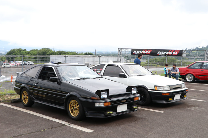 車種別専用駐車場で発見した後期型のAE86。手前の「スプリンタートレノ」は、現行型「トヨタ86」でも設定された限定車「ブラックリミテッド」。当時はレビン人気の陰に隠れたトレノの販売促進のための限定車であった。奥側は、「カローラレビンGTアペックス」だ。