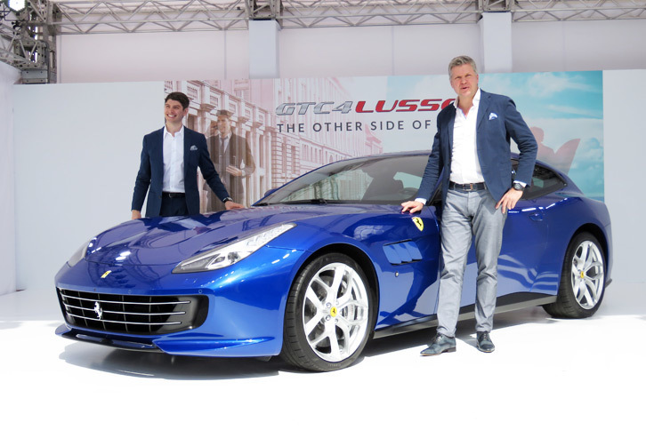 撮影に応じる両氏と、「フェラーリGTC4ルッソT」。