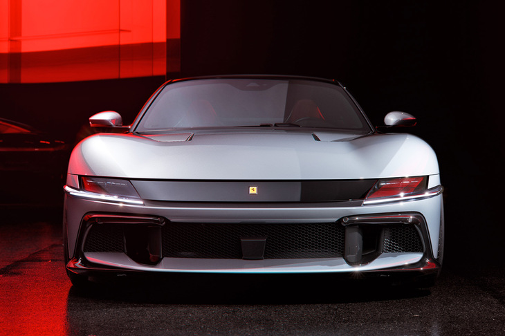 「12チリンドリ」のフロントマスク。中央部がブラックとされたノーズの意匠に「デイトナ」の面影を感じる。