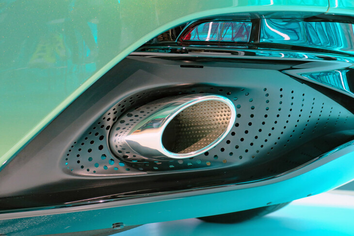 アストンマーティンDB12（マフラー）