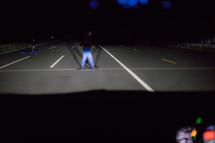 ロービームで走行していると、かなり直前にならないと肉眼では歩行者を確認できない。