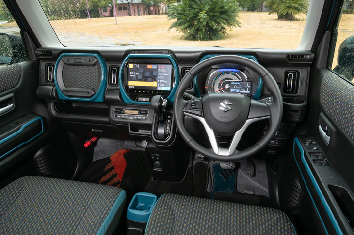 インストゥルメントパネルまわりは3連のカラーリムが特徴。カシオの「Gショック」などに通じる“プロテクション感”が表現されている。