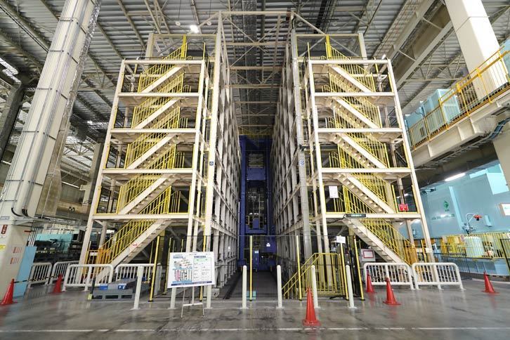 金型交換の時間を短縮するために新設された自動金型ラック。左右の棚に全157種類の金型が収められており、搬出、搬入には大型のクレーンを使う。この設備の導入により、これまで30分以上かかっていた金型交換の「前段取り」と呼ばれる作業の時間は、約10分に短縮された。棚の耐荷重は40tで、震度6の地震に耐える設計となっている。