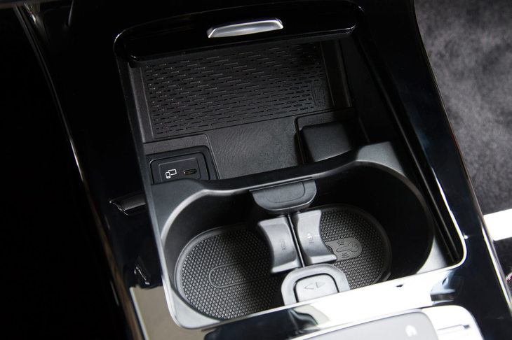 センターコンソールの前方には、Qi（チー）規格のスマートフォンを置くだけで充電できる「ワイヤレスチャージング」が備わる。