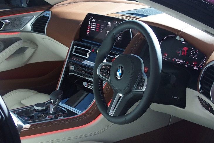 カーボンパーツが多用された「M8グランクーペ コンペティション」のインテリア。