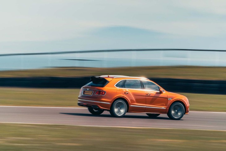 オンロード向けの走行モードは「コンフォート」「スポーツ」「B（ベントレー）」に、ドライバーが任意に調節できる「カスタム」を合わせた計4種類。