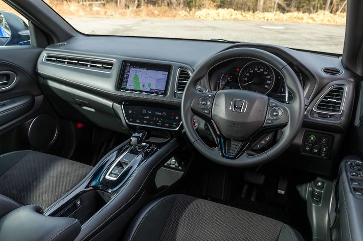 黒のモノトーンでコーディネートされたインテリア。前後シートに加え、フロアカーペットマットも「モデューロX」専用品となっている。