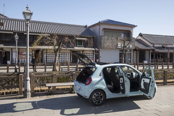 全長3645mmのコンパクトボディーながら、きちんと5枚のドアが備わっている。