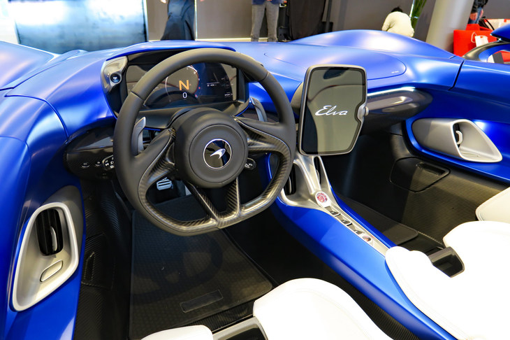 エクステリアとシームレスにつながるインテリア。インフォテインメントシステムは新型で、マクラーレンとして初めてApple CarPlayやAndroid Autoといった携帯端末のミラーリング機能を採用した。