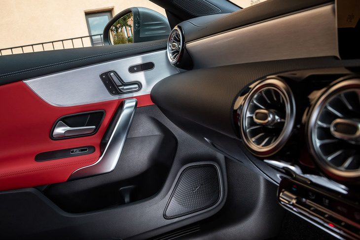 「AMGレザーエクスクルーシブパッケージ」がオプション装着された試乗車のインテリアは、アルミニウムのパネルやクラシックレッド／ブラックのツートンのシート、ドアトリムなどで彩られる。