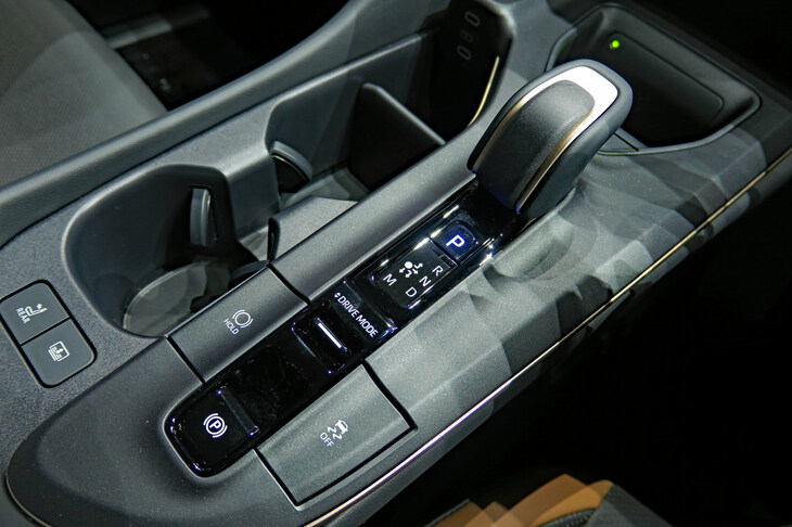 トヨタ・クラウン クロスオーバー（センターコンソール）