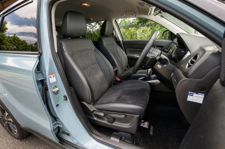 白いステッチの入った本革とスエード調表皮のコンビシート。運転席と助手席には、2段階の温度調節機能付きシートヒーターが装備される。