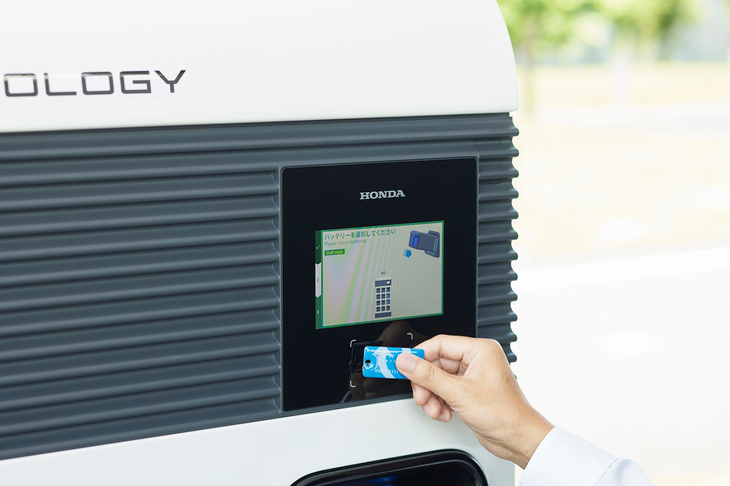 セキュリティーも考慮しており、バッテリー交換時には、パネルにICカードをタッチしてユーザー認証を行う必要がある。