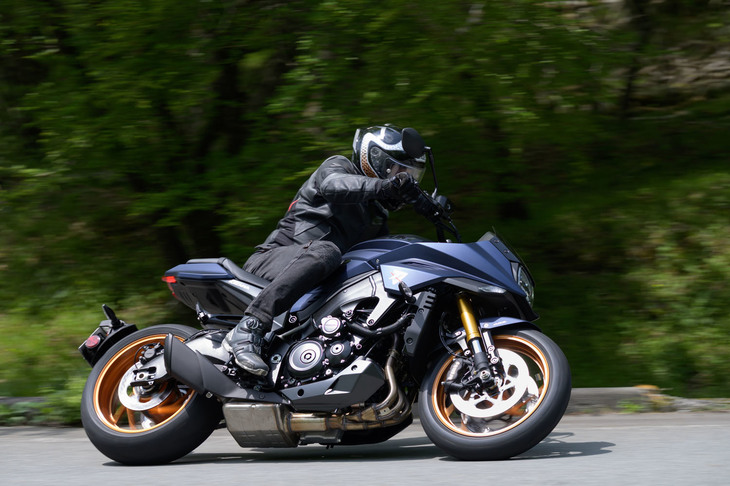 「カタナ」のハンドリングは「目線を動かすだけで勝手にコーナリングする」という類いではなく、明確な意志を持っての操作が必要となる。数あるロードスポーツのなかでも、“対話重視型”のマシンなのだ。