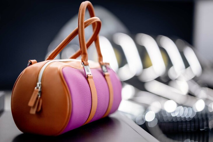 会場に展示されたメルセデス・マイバッハのアパレル商品。