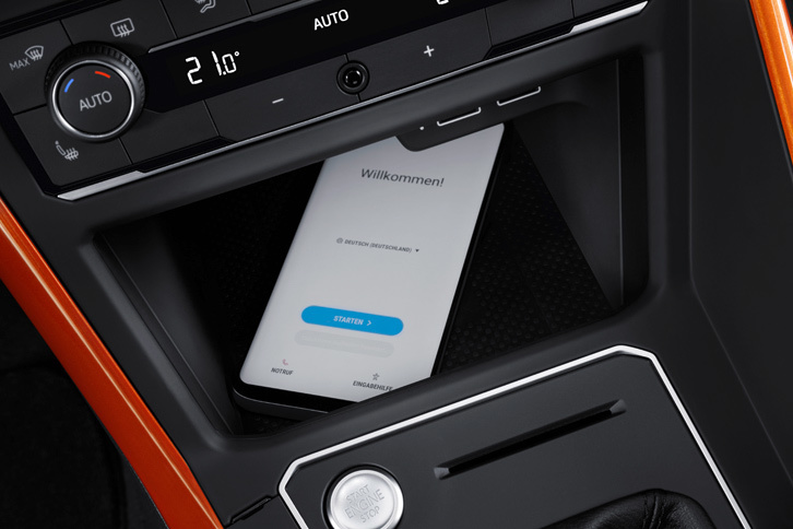 新たに採用されたスマートフォンの非接触充電機能。ワイヤレスでスマートフォンを車載アンテナに接続する機能も用意されている。