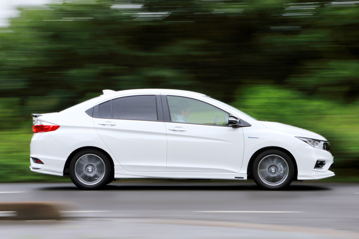 モデューロの用品開発には、福田氏のドイツでの経験が色濃く反映されており、ドイツのカントリーロードやアウトバーンといった、厳しい環境でも安心して速く走れることが念頭に置かれている。