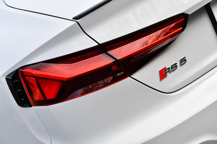 【アウディRS 5クーペ】
	ボディーサイズ：全長×全幅×全高＝4715×1860×1365mm／ホイールベース：2765mm／車重：1750kg／駆動方式：4WD／エンジン：2.9リッターV6 DOHC 24バルブ ツインターボ／トランスミッション：8段AT／最高出力：450PS（331kW）/5700-6700rpm／最大トルク：600N・m（61.2kgf・m）/1900-5000rpm／タイヤ：（前）275/30ZR20 97Y／（後）275/30ZR20 97Y（コンチネンタル・スポーツコンタクト6）／燃費：9.9km/リッター（WLTCモード）／価格：1340万円
	
	【取材時の燃費データ】
	テスト距離：316.8km（市街地3：高速道路5：山岳路2）／使用燃料：44.1リッター（ハイオクガソリン）／参考燃費：7.2km/リッター（満タン法）／7.6km/リッター（車載燃費計計測値）