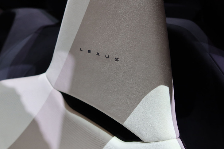 レクサスLFAコンセプト（ヘッドレスト）