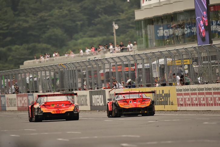 勝利のランデブーを行うARTAの2台。同じチームのマシンが、同じレースにおいて異なるクラスで勝利したのは、SUPER GT史上初めてのこと。