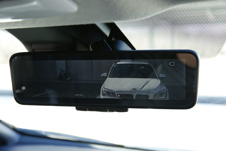 カメラから得られた後方の映像を映し出す「インテリジェント ルームミラー」。「G」グレードに標準で備わる。