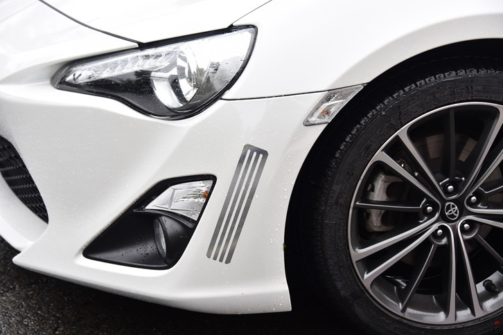 体験試乗用の「トヨタ86」（前期型）に貼り付けられたアルミテープ。