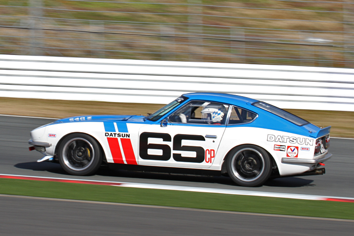 ピート・ブロック率いるBRE（ブロック・レーシング・エンタープライズ）風のカラーリングが美しい「サミック＆チェックランド＆チェック240Z」（HLS30こと北米仕様の「ダットサン240Z」）。