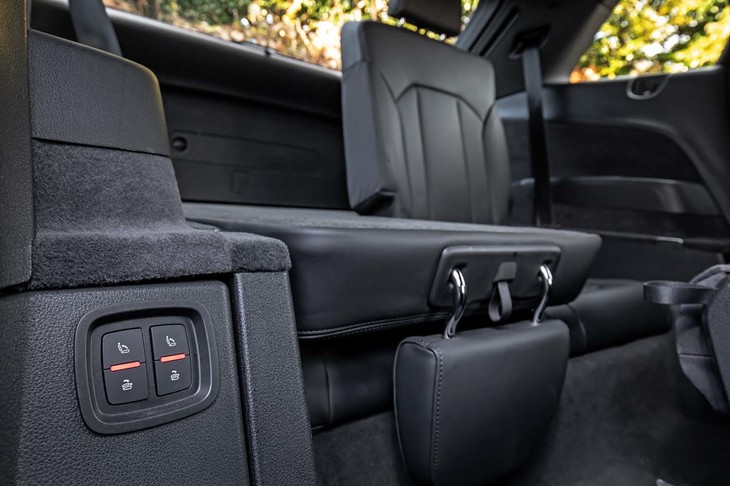3列目のシートバックは電動式を採用。シートバックを倒すのも起こすのも、スイッチひとつで簡単に行える。
