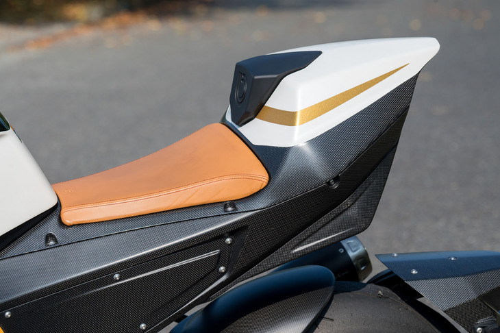 上質な革張りのシート。シート高は810mmで、リアサスペンションに備わるビモータ独自のエキセントリックアジャスターにより、±8mmの調整が可能だ。