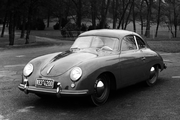 ポルシェというブランド名を冠する初のモデルとなった「356」。「911」と同じく、車体後方にエンジンを搭載するRRの駆動レイアウトを用いていた。