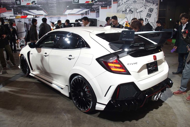 リアウイングは、シビックのTCRマシンをイメージさせるデザインを採用している。