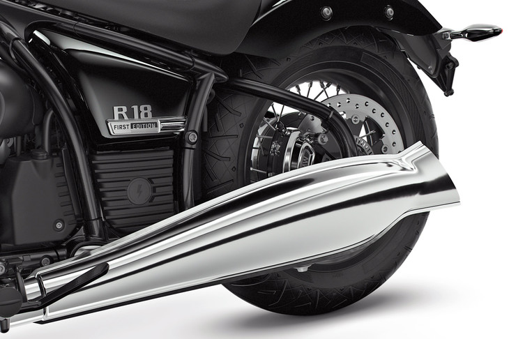 往年のモーターサイクルをほうふつさせる、クラシカルなマフラー。