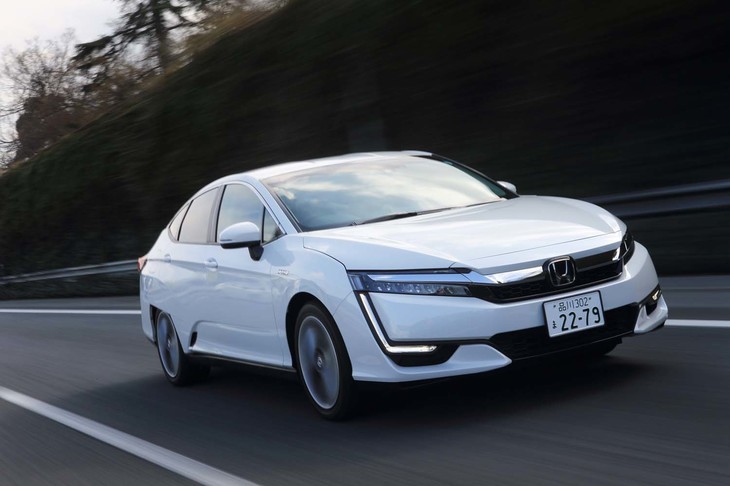 バンパー下のダクトから空気を取り入れ、前輪外側に空気のカーテンを作り乱気流を抑制するなど、空力的工夫を数多く採用している。