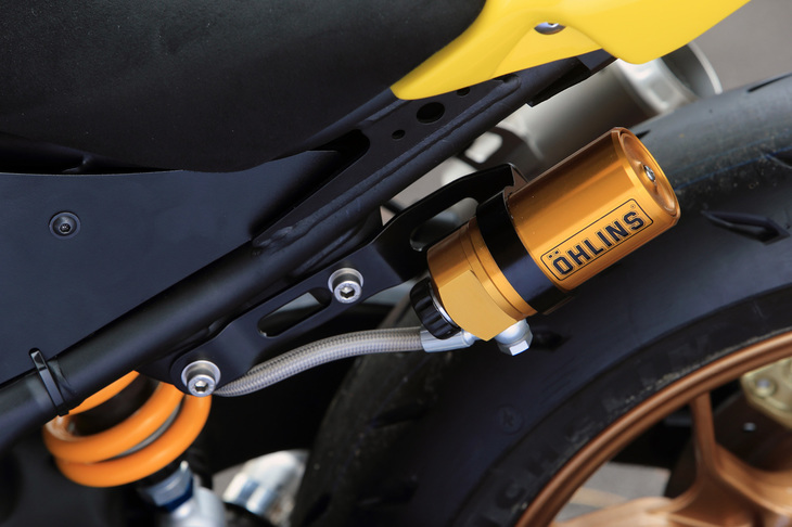 サスペンションには前後ともにオーリンズを採用。デザインだけでなく、走りについてもこだわりがみて取れる。