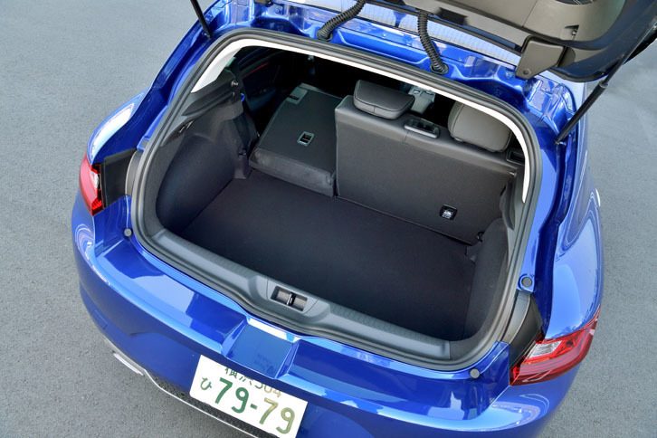 荷室の様子。後席の背もたれを前方に倒すことで、積載容量を拡大できる。
