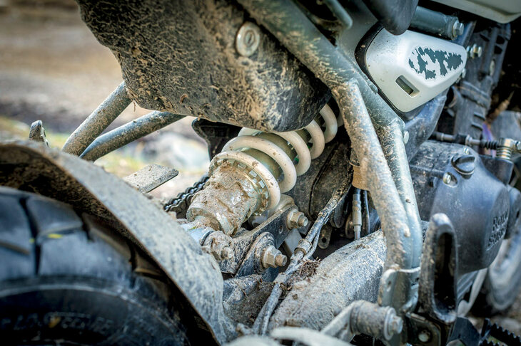 リアサスペンションは、ショックユニットがリンク機構を介してスイングアームを支持するリンク式に変更された。ホイールトラベルは前後ともに200mmで、前は従来モデルと同等、後ろは20mm大きくなった。