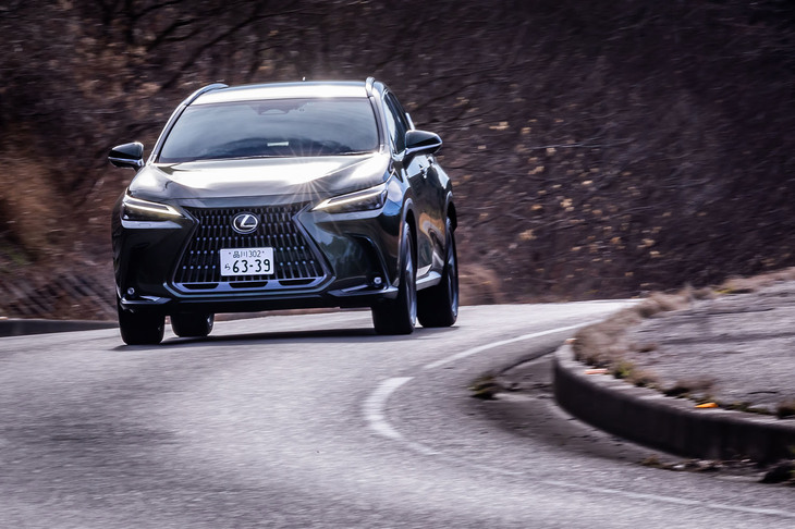 構造用接着剤や接合打点の拡大などにより、ボディーの剛性を大幅にアップ。車両の高い位置にある部材の軽量化を行い重心高を引き下げるなど、開発陣は新型「NX」の車体設計に腐心したという。