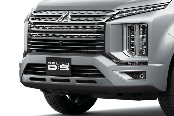 明照寺：「新しい『デリカD：5』は、バンパー下部が前に突き出ているんですね」
	ほった：「まあ、減ったとはいえアプローチアングルが21.0°もあるから、実際にはなんの問題にもならないんでしょうけど」