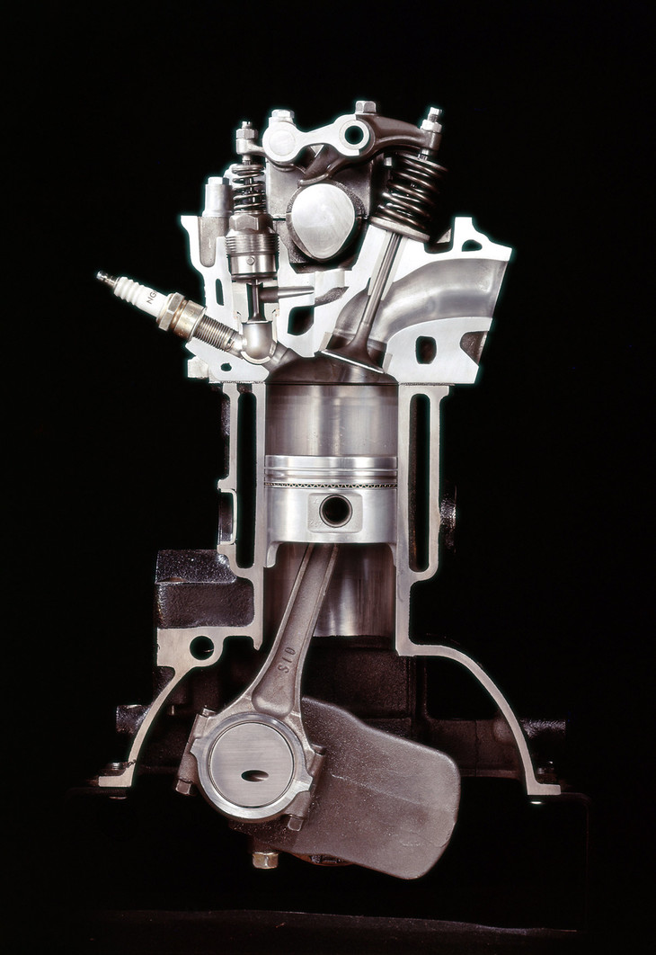 CVCCエンジンは、吸気バルブとインジェクターの備わる副燃焼室で発生した火種を着火に用いることで、それまでのエンジンでは不可能だったリーンバーンを実現していた。