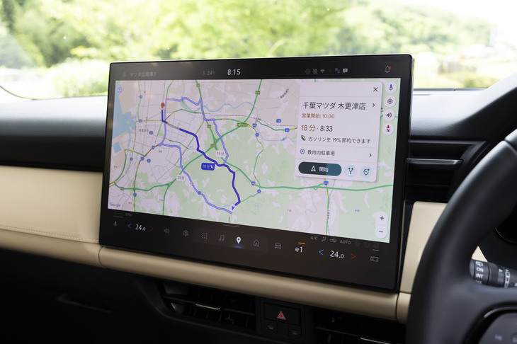 センターディスプレイにはGoogle製のインフォテインメントシステムや、オーディオ、空調等の操作機能が統合されている。新型「CX-5」ではE＆Eアーキテクチャーが刷新されており、システムが自動で車内空間を快適に保ち、乗員が気になった場合のみ音声、ないしタッチ操作で空調等を操作する、という思想なのだ。