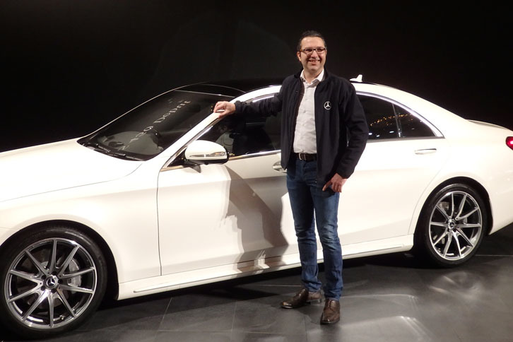 東京都内のホテルで開催された発表会では、新型直列6気筒エンジンの開発を統括した、独ダイムラーのラルフ・ヴェッラー シニアマネージャーが登壇し、技術説明を行った。