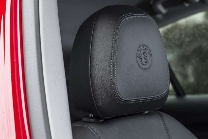シートのヘッドレスト部には、エンブレムをかたどったエンボス加工が施されている。